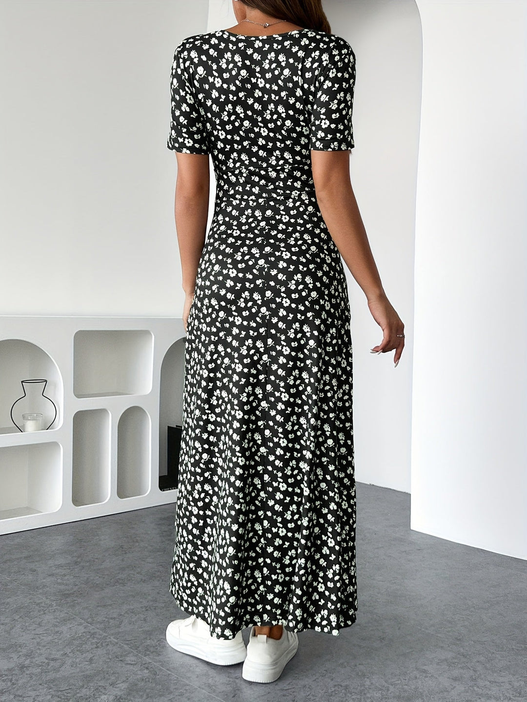 Muni – Floral V-Neck Ruched Dress